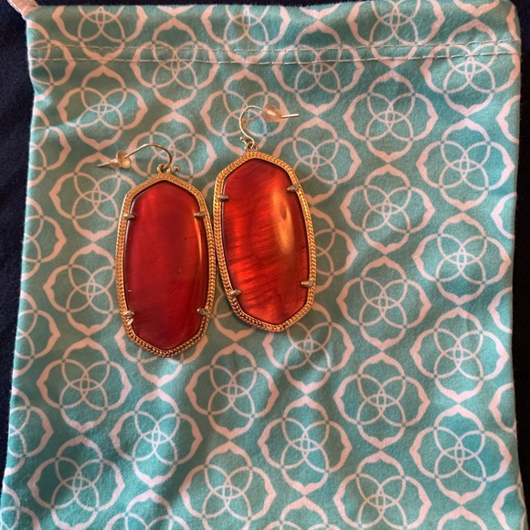 Kendra Scott Danielle Earrings || Gold, Burgundy - Picture 3 of 4